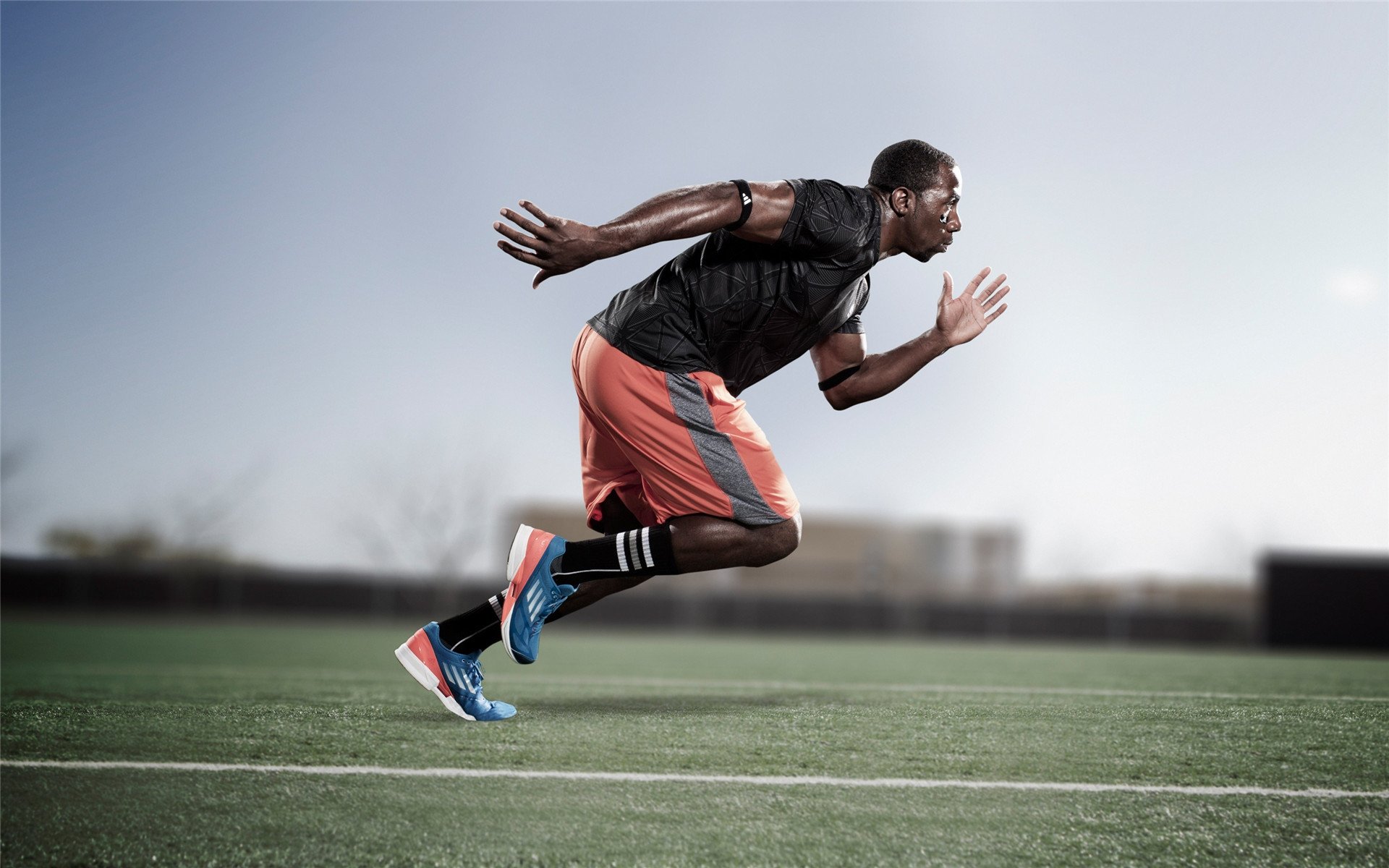 追赶赛中的精彩超车瞬间，追车比赛